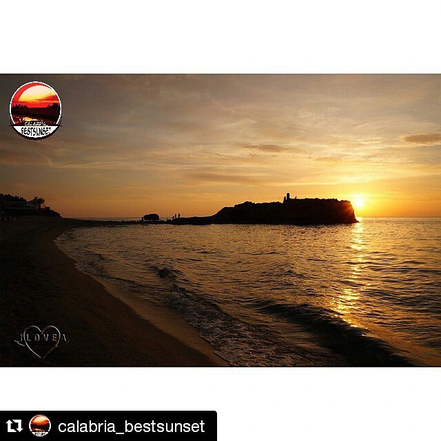 #RepostGrazie a @calabria_bestsunset per aver scelto questo mio scatto come SUNSET OF THE DAY⠀Località: Baia di RiaciTitolo:"Win Win" - Instagram moment 