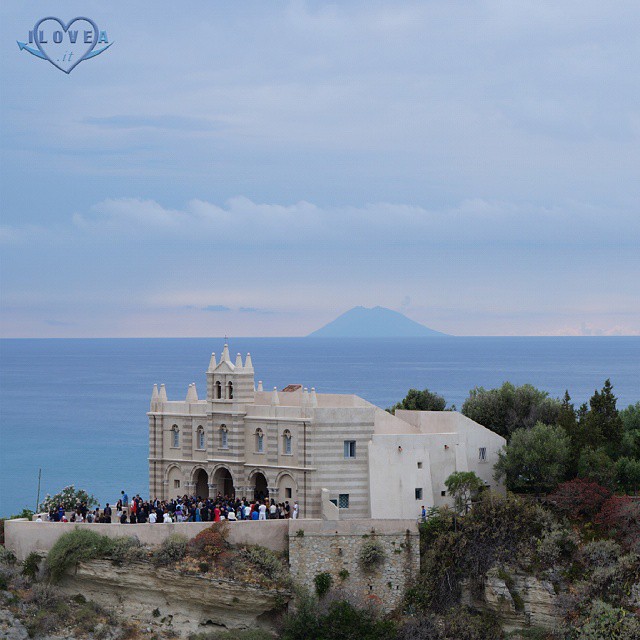 A marriage on background#panorama #architecture #perspective #people #sea #stromboli #marriage #church #sky #landscape #cloudy #santamariadellisola #tropea #calabria #italia #nofx #sonyalpha3000 #ilovea - Instagram moment 